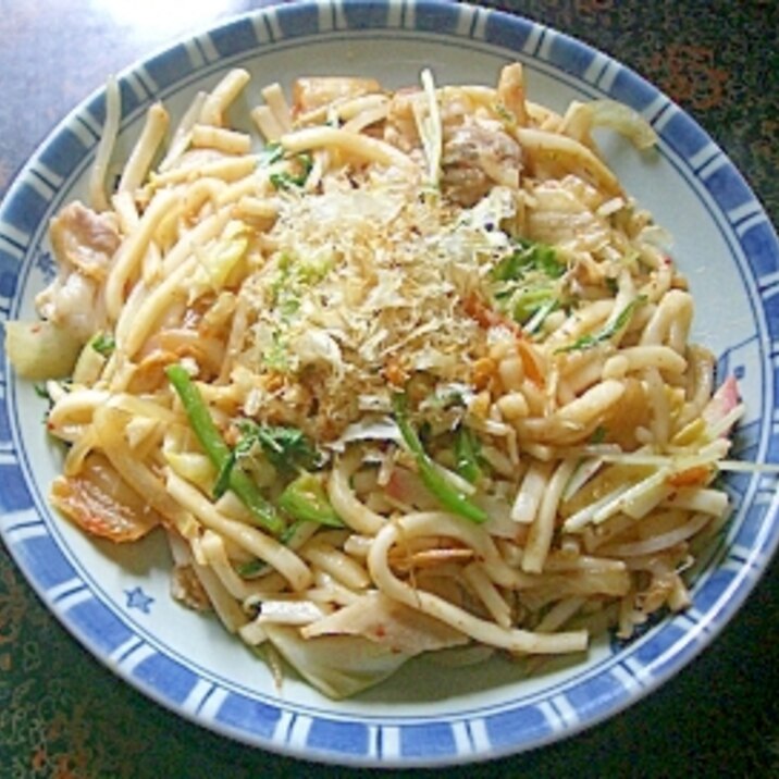 ちょっぴりピリッ！！キムチ焼きうどん